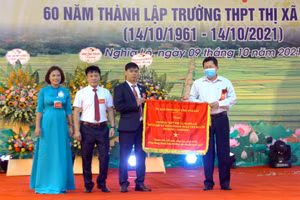 Ông Vương Văn Bằng trao tặng Cờ thi đua của UBND tỉnh Yên Bái cho Trường THPT thị xã Nghĩa Lộ. Ảnh: Việt Hà