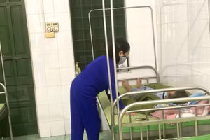 Bà Nguyễn Thị Liên chăm sóc chồng bị loạn thần do rượu.