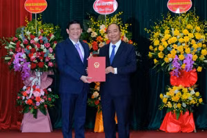 Tân Bộ trưởng Y tế nhận quyết định bổ nhiệm từ Thủ tướng Nguyễn Xuân Phúc. Ảnh: Trần Minh.