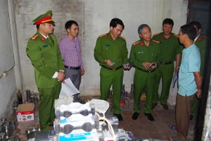 Đại tá Kiều Hữu Tuyển, Phó Giám đốc CA tỉnh Hà Nam chỉ đạo kiểm tra, thu giữ tang vật vụ án.