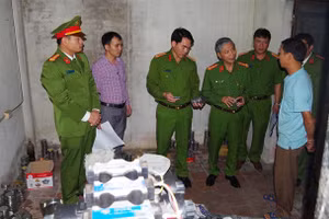 Đại tá Kiều Hữu Tuyển, Phó Giám đốc CA tỉnh Hà Nam chỉ đạo kiểm tra, thu giữ tang vật vụ án.