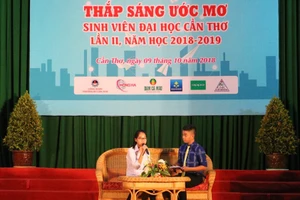 Tân SV giao lưu trong Chương trình Thắp sáng ước mơ SV Đại học Cần Thơ