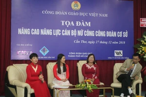 Các đại biểu giao lưu tại buổi Tọa đàm