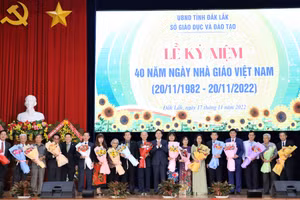 Bí thư Tỉnh ủy Nguyễn Đình Trung tặng hoa các Nhà giáo lãnh đạo, nguyên lãnh đạo Sở GD&ĐT Đắk Lắk.