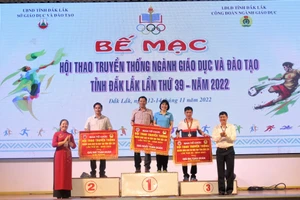 Ban tổ chức trao Cờ toàn đoàn cho khối phòng GD&ĐT.