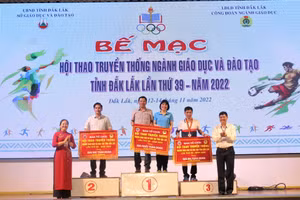 Ban tổ chức trao Cờ toàn đoàn cho khối phòng GD&ĐT.