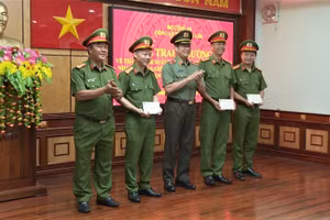 Thưởng nóng các đơn vị phá án (ảnh: SĐ).