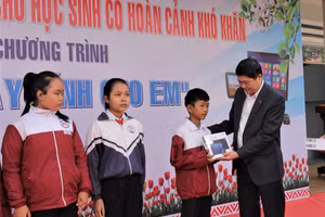 Ông Phạm Đăng Khoa trao tặng máy tính bảng cho học sinh.