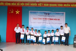 Trao tặng tủ sách Đinh Hữu Dư cho Trường TH Nơ Trang Lơng.