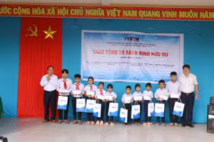 Trao tặng tủ sách Đinh Hữu Dư cho Trường TH Nơ Trang Lơng.