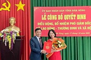 Bà Nguyễn Thị Thanh Hương nhận Quyết định điều động, bổ nhiệm Phó Giám đốc Sở LĐ-TB&XH Đắk Nông (Ảnh: CTV).