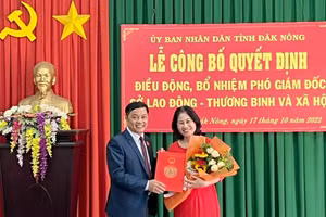 Bà Nguyễn Thị Thanh Hương nhận Quyết định điều động, bổ nhiệm Phó Giám đốc Sở LĐ-TB&XH Đắk Nông (Ảnh: CTV).