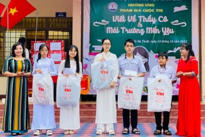 Tặng học bổng cho học sinh tại lễ phát động.