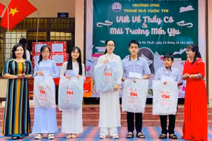 Tặng học bổng cho học sinh tại lễ phát động.