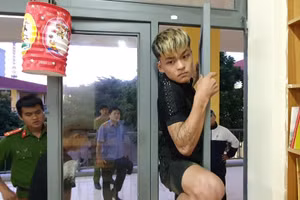 Lực lượng chức năng giám sát việc thực nghiệm hiện trường (ảnh: SĐ).