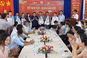 Nhà giáo và người lao động nhận quà Tết.