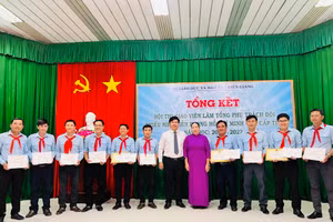 Thầy Nguyễn Chí Đại (thứ 3 bên phải) nhận giấy khen Hội thi tổng phụ trách giỏi.