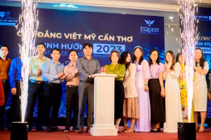 Lãnh đạo Cao đẳng Việt Mỹ thực hiện nghi thức bắt đầu năm học mới.