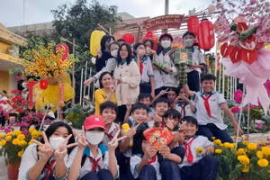 Học sinh Trường THCS Võ Nguyên Giáp (TP Rạch Giá, Kiên Giang) tham gia hoạt động vui Xuân.