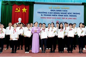 Bà Huỳnh Thị Diễm Ngọc - Phó Chủ tịch UBND tỉnh Sóc Trăng chúc mừng các SV, thanh niên sang Nhật Bản học tập, làm việc.