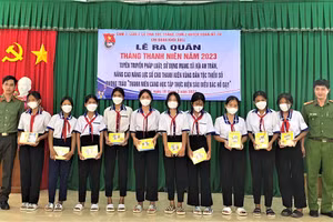 Hoạt động tuyên truyền, tặng quà cho học sinh.