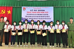 Hoạt động tuyên truyền, tặng quà cho học sinh.