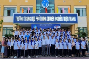 Đội tuyển học sinh giỏi quốc gia chụp ảnh lưu niệm với Lãnh đạo Sở GD&ĐT, thầy cô tham gia bồi dưỡng đội tuyển.