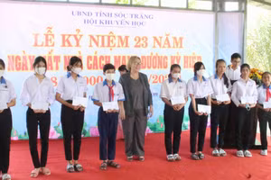 Quỹ khuyến học Dương Kỳ Hiệp trao học bổng cho học sinh.