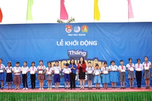 Trao học bổng cho học sinh vượt khó học tốt tại lễ khởi động Tháng Thanh niên.