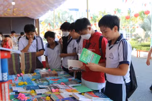 HS Trường THCS Đông Hồ tham quan, đọc sách tại gian hàng Trường ĐH Kiên Giang. 