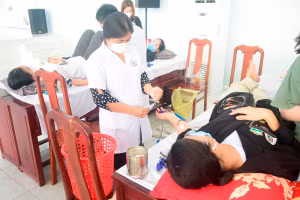 Đoàn viên, thanh niên Trường ĐH Kiên Giang tham gia hiến máu tình nguyện.