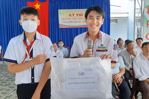 Thí sinh làm thủ tục khai mạc kỳ thi.