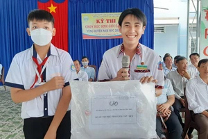 Thí sinh làm thủ tục khai mạc kỳ thi.