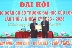 CĐCS Trường ĐH Cửu Long nhận Bằng khen của LĐLĐ Vĩnh Long.