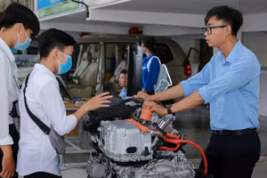 Trường ĐH Sư phạm Kỹ thuật Vĩnh Long tư vấn, hướng nghiệp cho học sinh.