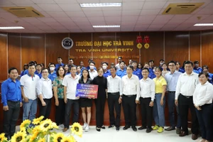 Trường ĐH Trà Vinh trao tặng học bổng “Tỏa sáng ước mơ Quả bóng Vàng” cho tuyển thủ Huỳnh Như.