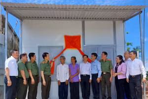 Bàn giao nhà cho gia đình ông Lý Hinh.