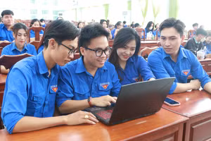Đoàn viên, thanh niên Trường ĐH Kiên Giang áp dụng công nghệ trong học tập và thực hiện công tác Đoàn.