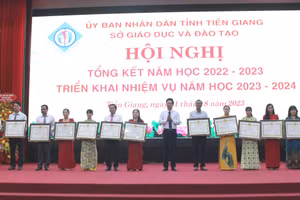 Ông Nguyễn Thành Diệu, Phó Chủ tịch UBND tỉnh trao bằng công nhận trường học đạt chuẩn cho các đơn vị.