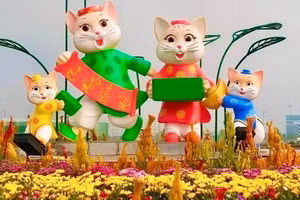 Đại cảnh linh vật của năm là gia đình mèo.