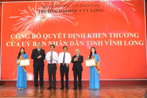 UBND tỉnh Vĩnh Long tặng bằng khen cho tập thể có thành tích xuất sắc trong công tác đào tạo sau đại học Trường ĐH Cửu Long.
