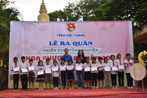 Trao tặng học bổng cho các em học sinh hoàn cảnh khó khăn.