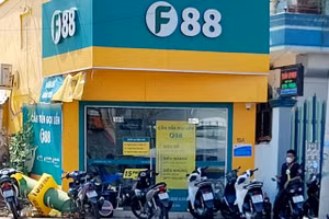 Lực lượng cảnh sát có mặt tại F88 trên đường Lê Hồng Phong, phường 3, TP Sóc Trăng.