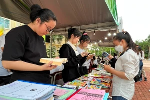 Sinh viên tham gia Chương trình “Trang sách cũ - Chân trời mới”.