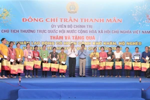 Phó Chủ tịch Thường trực Quốc hội Trần Thanh Mẫn tặng quà gia đình chính sách, người nghèo, lao động khó khăn.