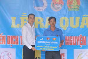 Ths Trịnh Lê Hoàng Tuấn - Bí thư Đoàn Trường ĐH Kiên Giang trao hỗ trợ mô hình “Em nuôi của Đoàn” tại Huyện đoàn An Minh.