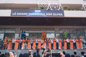 Nghi thức cắt băng khánh thành toà nhà Alpha ĐH FPT Cần Thơ.