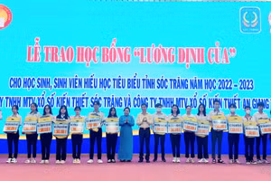 Bà Hồ Thị Cẩm Đào - Phó Bí thư Thường trực Tỉnh ủy, Chủ tịch HĐND tỉnh Sóc Trăng trao học bổng cho HS.