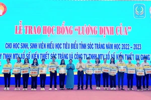 Bà Hồ Thị Cẩm Đào - Phó Bí thư Thường trực Tỉnh ủy, Chủ tịch HĐND tỉnh Sóc Trăng trao học bổng cho HS.