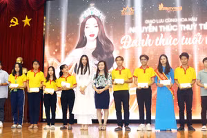 Hoa hậu Thùy Tiên và TS Đặng Thị Ngọc Lan - Phó Hiệu trưởng Trường ĐH Cửu Long trao học bổng cho sinh viên.